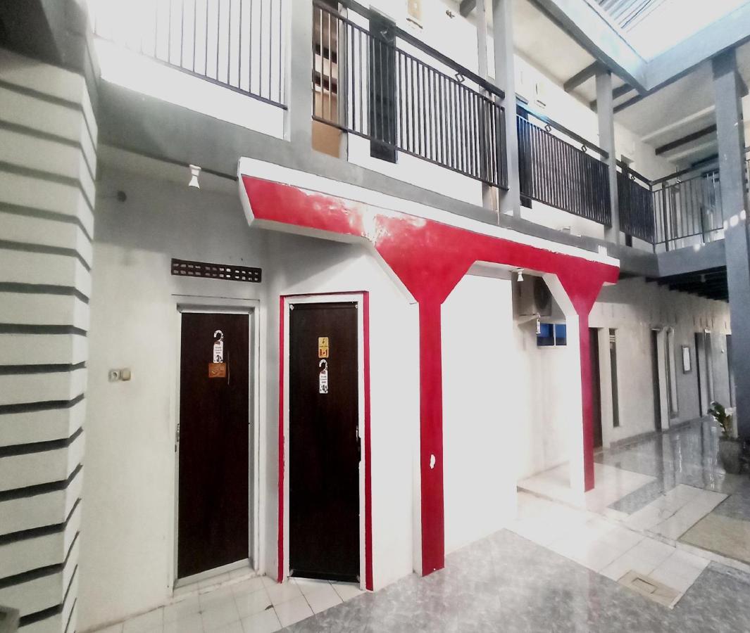 Oyo 3012 Coupis Guesthouse Syariah Pare Esterno foto