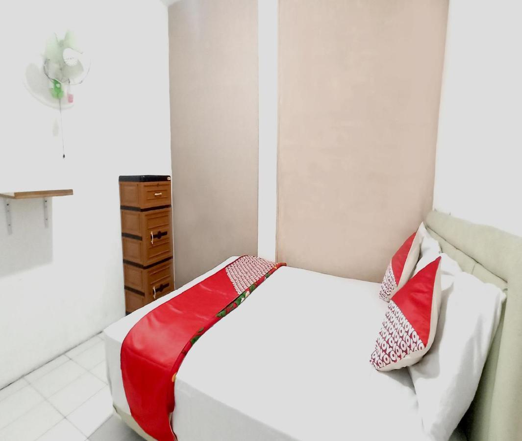 Oyo 3012 Coupis Guesthouse Syariah Pare Esterno foto
