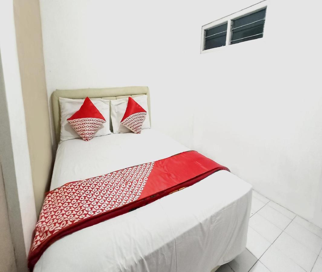 Oyo 3012 Coupis Guesthouse Syariah Pare Esterno foto