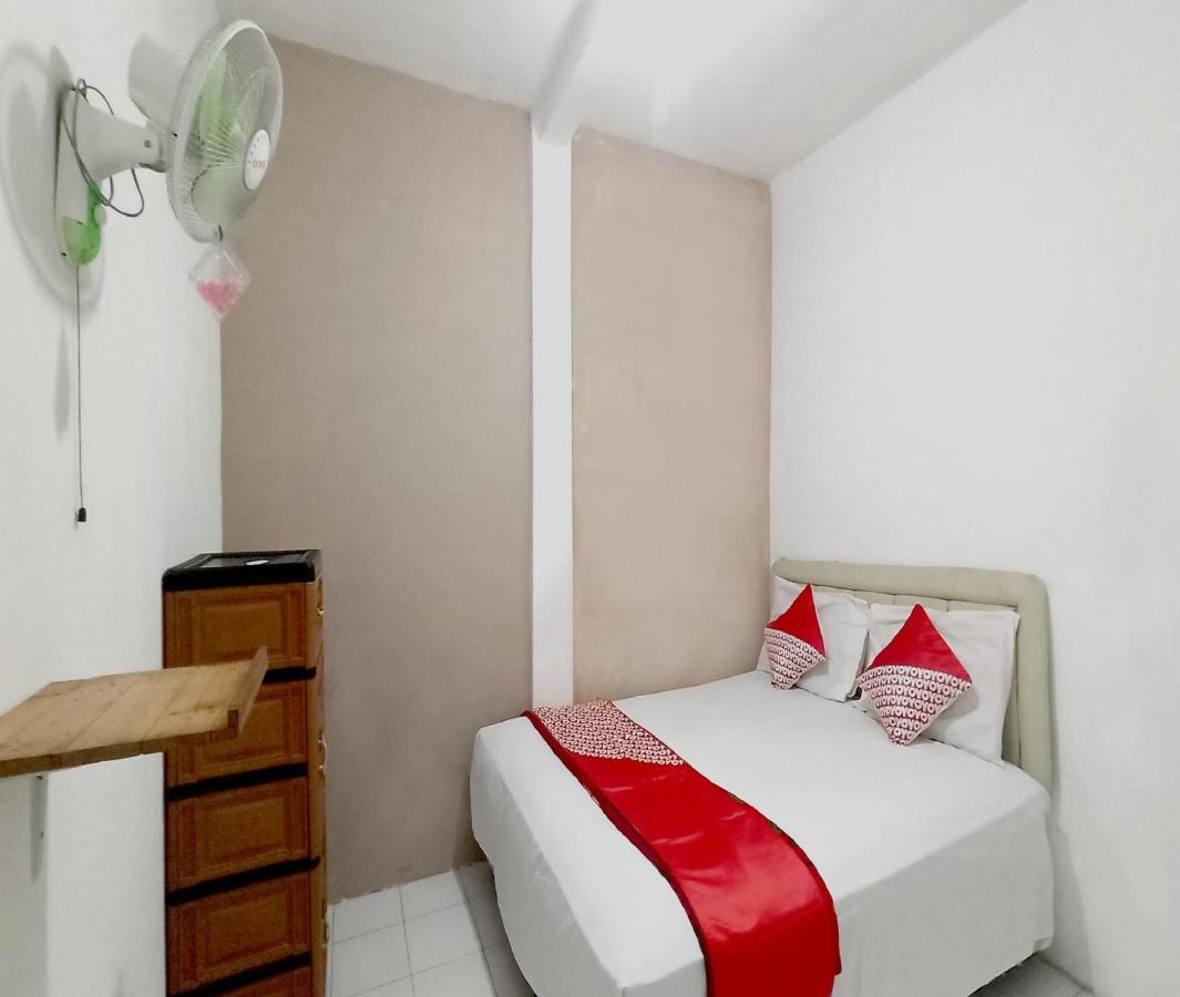 Oyo 3012 Coupis Guesthouse Syariah Pare Esterno foto