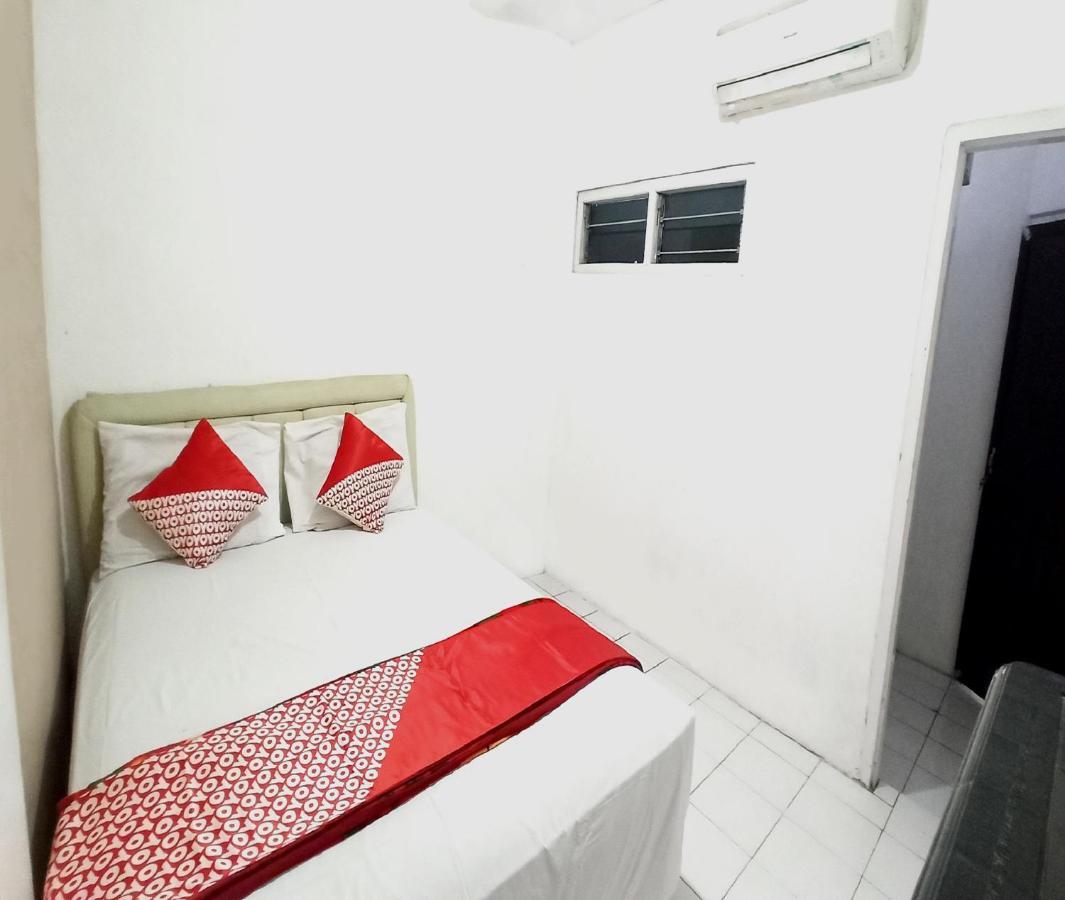 Oyo 3012 Coupis Guesthouse Syariah Pare Esterno foto